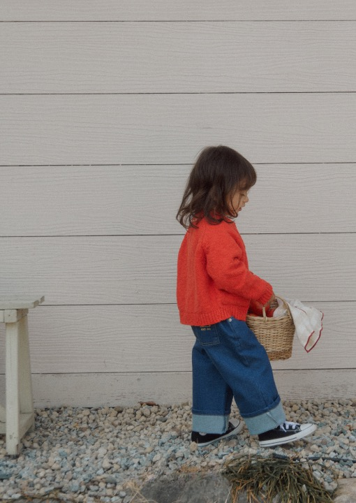 classic roll-up denim jeans.medium blue