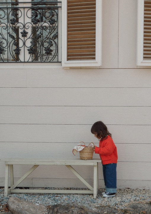 classic roll-up denim jeans.medium blue